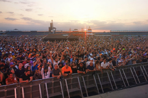 Silverstone entertains 140,000 fans