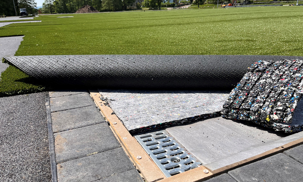 Artificial turf system with horizontal drainage with ProPlay-Sport23D, waterproof fleece and ACO gutter system. ProPlay-Sport23D has the highest possible rating in terms of horizontal drainage capabilities.<br />Image: Schmitz Foam