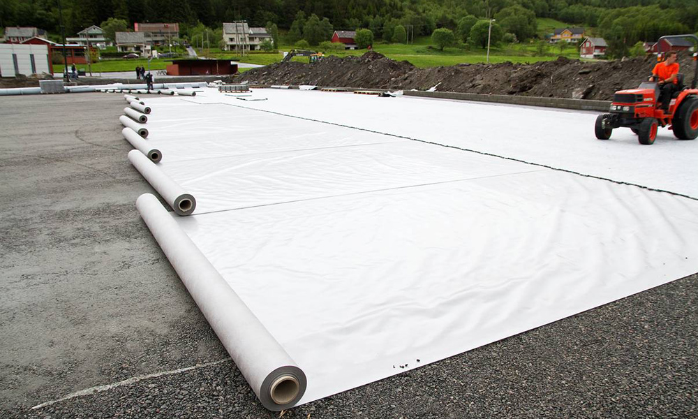 Sites where the subbase is not to be changed will be covered with an impermeable foil to facilitate the ProPlay-Sport D-version draining the water laterally, thanks to its horizontal drainage channels.<br />Image: Schmitz Foam